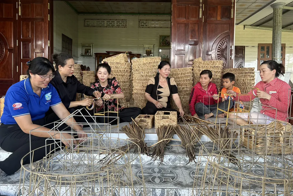 Chị Điền (người ngồi giữa) đang hướng dẫn chị em nghề đan lát. quy-ho-tro-cong-dong-David-Duong-1.jpg