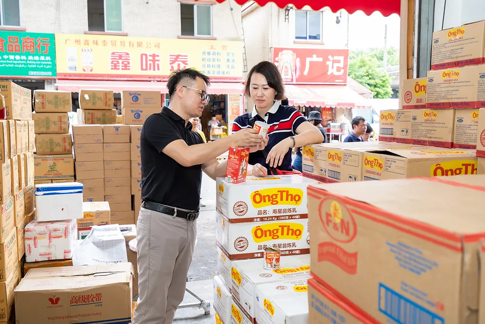 Sữa đặc Ông Thọ của Vinamilk được bán tại hệ thống siêu thị và chợ ở Quảng Châu, Trung Quốc. (Ảnh: VI NAM) Vinamilk-1.jpg