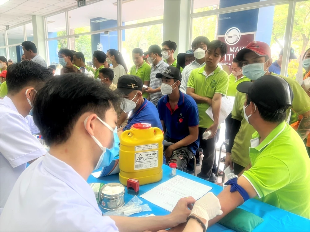 Lấy máu xét nghiệm cho người lao động. suc-khoe-VWS-2.jpg