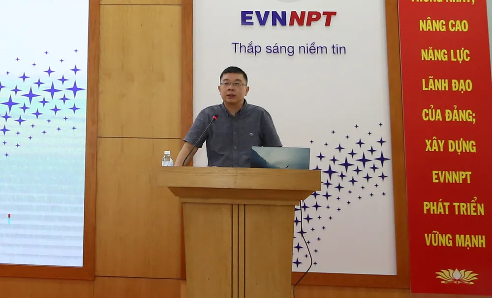 Ông Phạm Lê Phú, Tổng giám đốc EVNNPT phát biểu tại hội nghị. EVNNPT hưởng ứng ngày Pháp luật Việt Nam