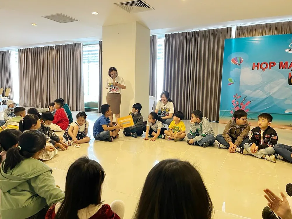 Chị Đỗ Thu Nga và chị Trương Nguyệt Ánh (áo trắng) trong một lớp học Cha-Ching. (Ảnh: NVCC). Những người thầy mang kiến thức tài chính Cha-Ching đến với trẻ em Việt