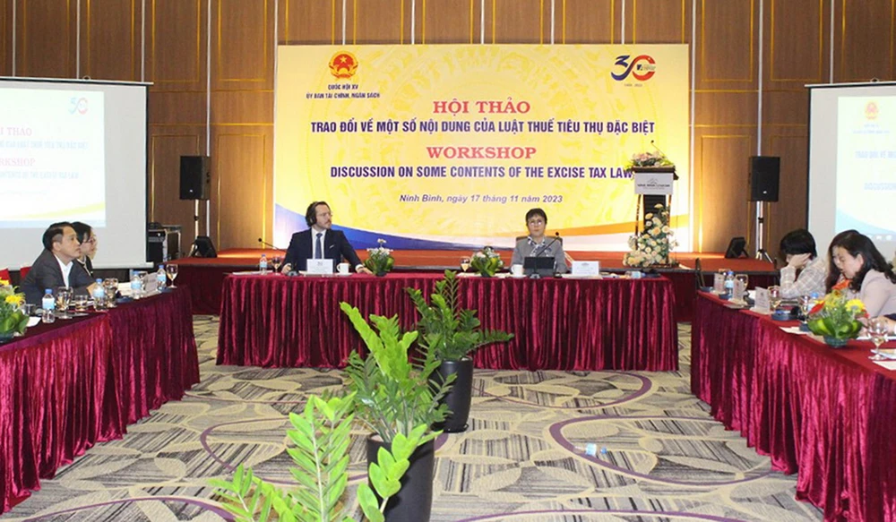 Toàn cảnh hội thảo “Trao đổi về một số nội dung của Luật thuế TTĐB”. Nên ưu tiên phương pháp tính thuế hỗn hợp trong sửa thuế TTĐB?