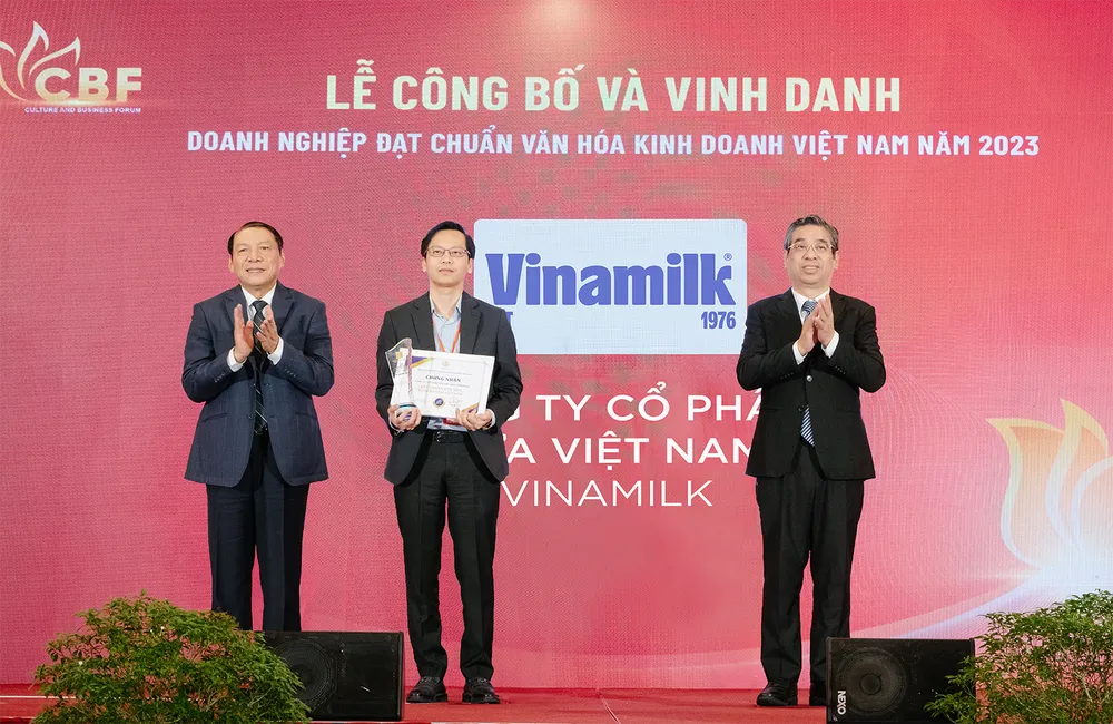 Ông Nguyễn Tường Huy – Giám đốc Nhân sự Vinamilk nhận chứng nhận “Doanh nghiệp đạt chuẩn văn hóa kinh doanh Việt Nam năm 2023”. Vinamilk được vinh danh 'Doanh nghiệp đạt chuẩn văn hóa kinh doanh Việt Nam'