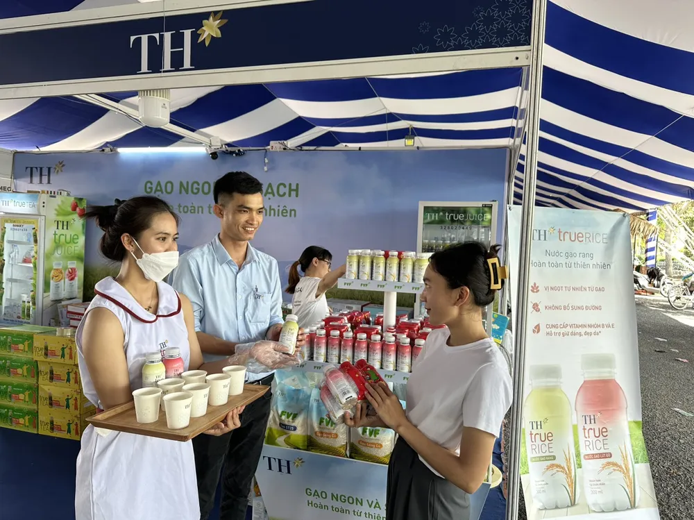 Festival Lúa gạo 2023: Người dân xếp hàng mua nước gạo rang TH true RICE