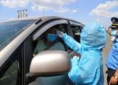 COVID-19: CSGT kiểm tra y tế hàng ngàn xe vào TP.HCM