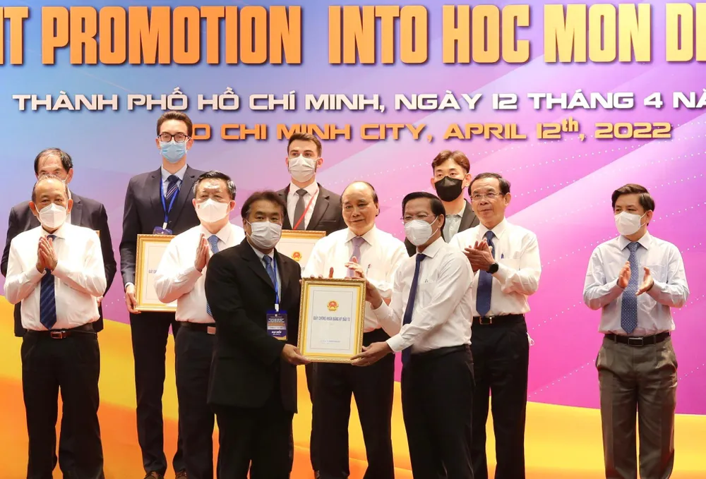 Trao giấy chứng nhận đầu tư tại Hội nghị Xúc tiến đầu tư vào 2 huyện Hóc Môn - Củ Chi chiều 12-4. Ảnh: HOÀNG GIANG Trao giấy chứng nhận đầu tư tại Hội nghị Xúc tiến đầu tư vào 2 huyện Hóc Môn - Củ Chi chiều 12-4. Ảnh: HOÀNG GIANG