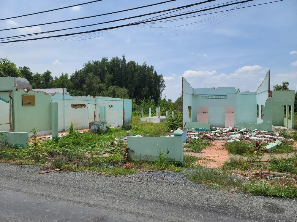 Nhiều ngôi nhà đang bị phá bỏ dang dở, hình ảnh dọc tuyến đường ven kênh này như tiêu biểu cho Khu đô thị Tây Bắc bị bỏ hoang nhiều năm.