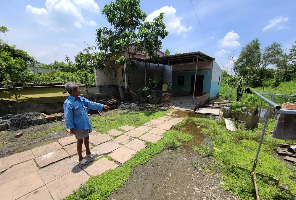 Một số hộ dân vẫn còn đang sinh sống trong khu đô thị treo này thì gặp cảnh ngập nước, nhà cửa ọp ẹp do không được sửa chữa.