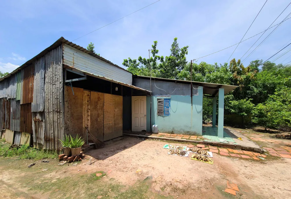 Một căn nhà mang vẻ hoang tàn trong khu đô thị Tây Bắc.