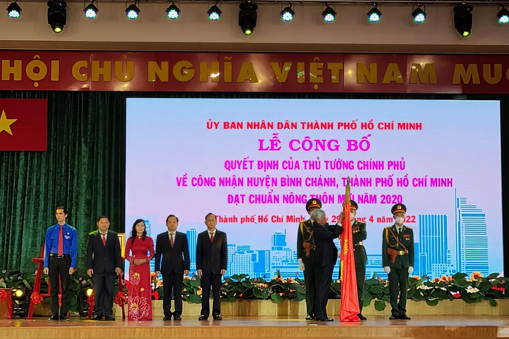 Huyện Bình Chánh đón nhận huân chương lao động hạng 3. Ảnh: K.C