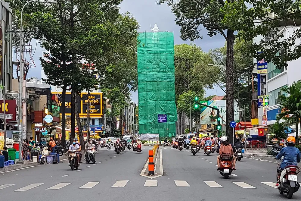 Tượng hiện đã được sơn màu trắng.Ngã sáu này có tên cũ là Ngã sáu Minh Mạng vì đường Ngô Gia Tự trước năm 1975 có tên là đường Minh Mạng.