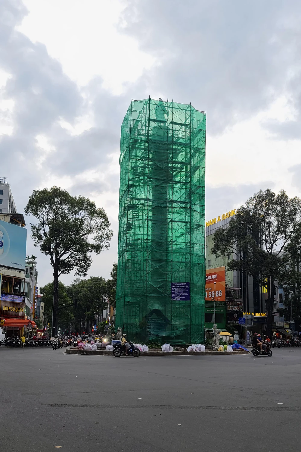 An Dương Vương tên thật là Thục Phán. Ông là vị vua duy nhất của triều đại Âu Lạc. Niên đại trị vì của An Dương Vương theo nhiều sử sách ghi lại là khác nhau. Đại Việt Sử Kỳ Toàn Thư cho rằng thời gian ông làm vua kéo dài trong 50 năm từ năm 257 TCN đến 208 TCN. Nhiều thông tin cho rằng đây là tượng cao nhất ở TP.HCM hiện nay.