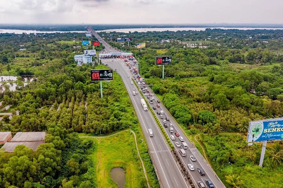 Hôm nay (26-7), Tổng công ty Đầu tư phát triển đường cao tốc Việt Nam (VEC) tổ chức khai trương dịch vụ ETC. Ngày đầu thu phí ETC, lượng phương tiện dồn ứ trên cao tốc, khu vực trạm thu phí Long Phước.