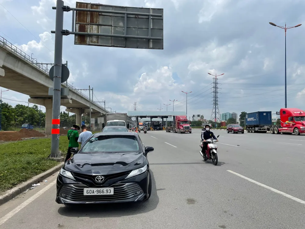 Xe xếp hàng dài khu vực dán thẻ ETC trên trạm thu phí xa lộ Hà Nội những ngày cuối tháng 7. Xe xếp hàng dài khu vực dán thẻ ETC trên trạm thu phí xa lộ Hà Nội những ngày cuối tháng 7.