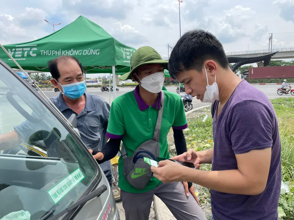 Nhân viên của các đơn vị thu phí đang hướng dẫn người dân kích hoạt tài khoản thu phí không dừng tại trạm thu phí xa lộ Hà Nội. Nhân viên của các đơn vị thu phí đang hướng dẫn người dân kích hoạt tài khoản thu phí không dừng tại trạm thu phí xa lộ Hà Nội.