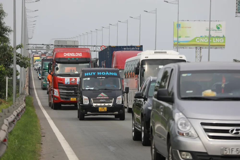 Xe nối đuôi nhau lên cao tốc. Xe nối đuôi nhau lên cao tốc.