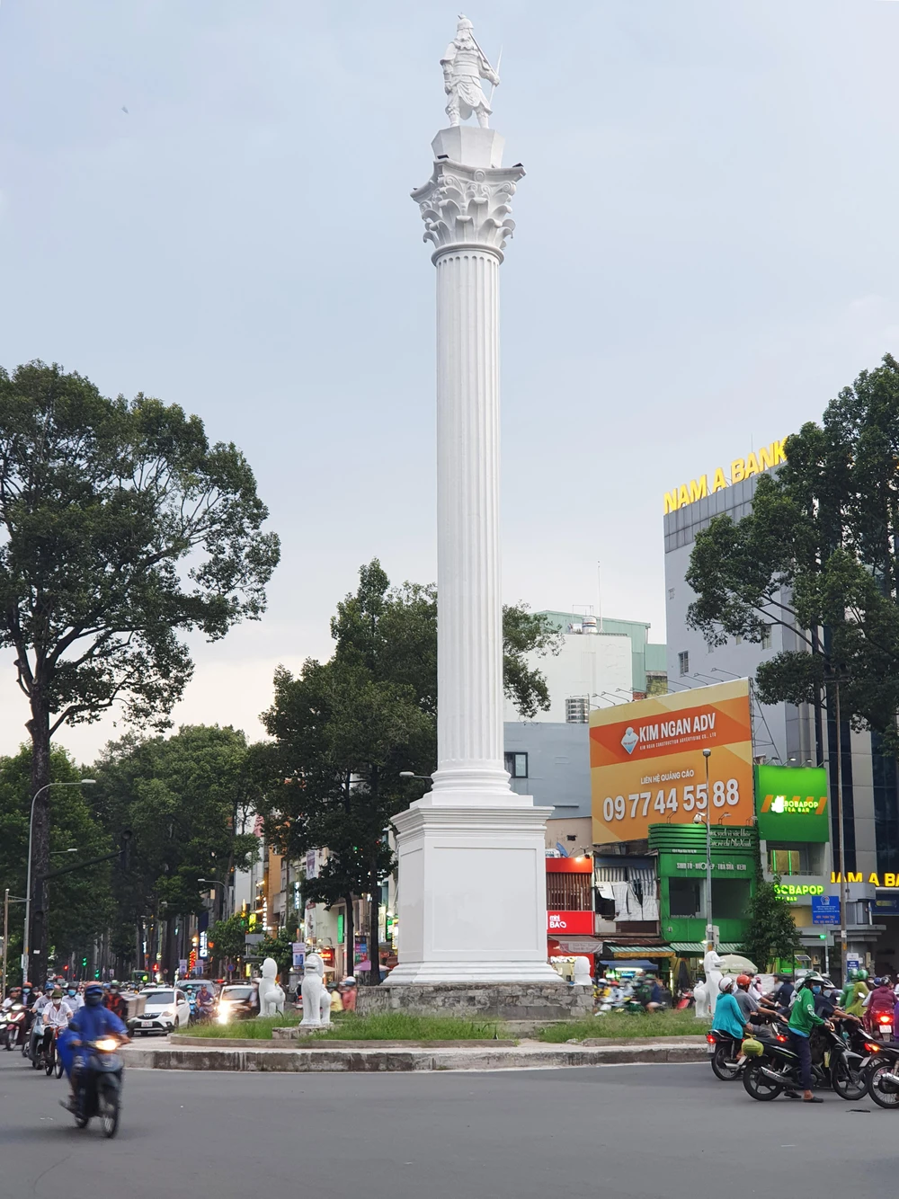 Tượng chính, cột tượng và các tượng nhỏ phía dưới được phủ sơn trắng. Tuy nhiên phần đế và tiểu cảnh bồn hoa chưa được xử lý đồng bộ. Ảnh: KIÊN CƯỜNG