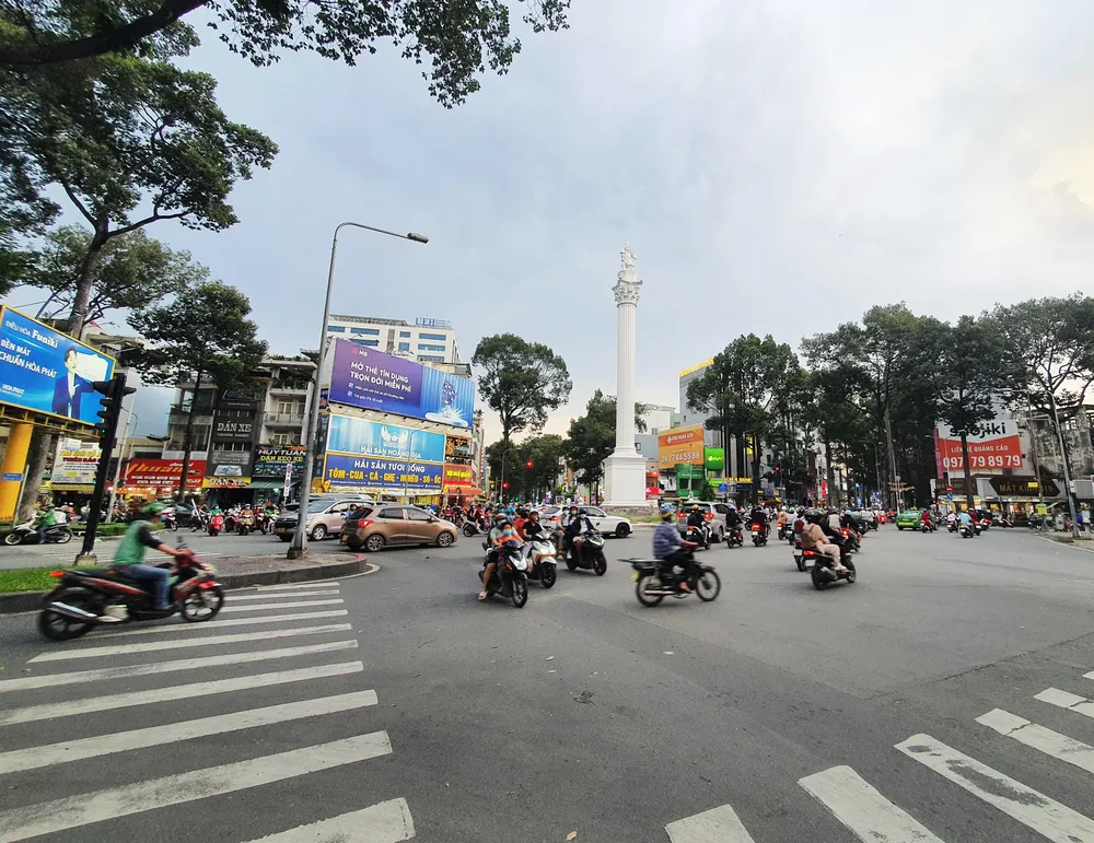 Toàn cảnh nút giao ngã sáu Nguyễn Tri Phương sau khi tượng đài An Dương Vương được tu sửa, phục dựng. Ảnh: KIÊN CƯỜNG