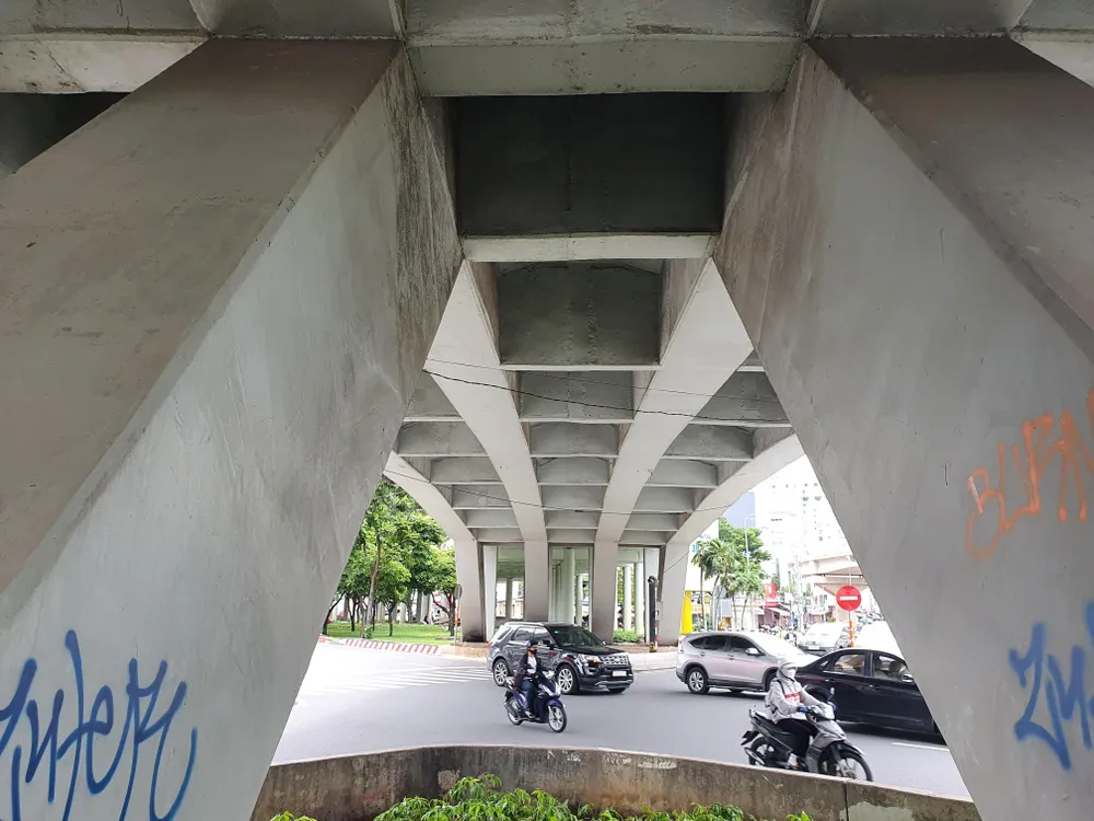 Phía dưới dạ cầu nhịp chính cầu vượt Nguyễn Hữu Cảnh.