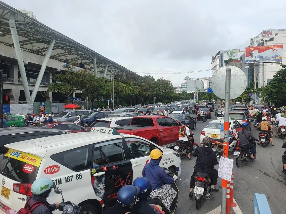 Giao lộ này đặc cứng xe ô tô khi các dòng xe lưu thông qua ngã tư. Xe cũng xếp dài từ đường Điện Biên Phủ ra.