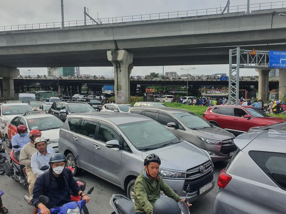 Hình ảnh phía giao lộ đường Điện Biên Phủ và Ung Văn Khiêm, các dòng xe đều nêm chặt người.