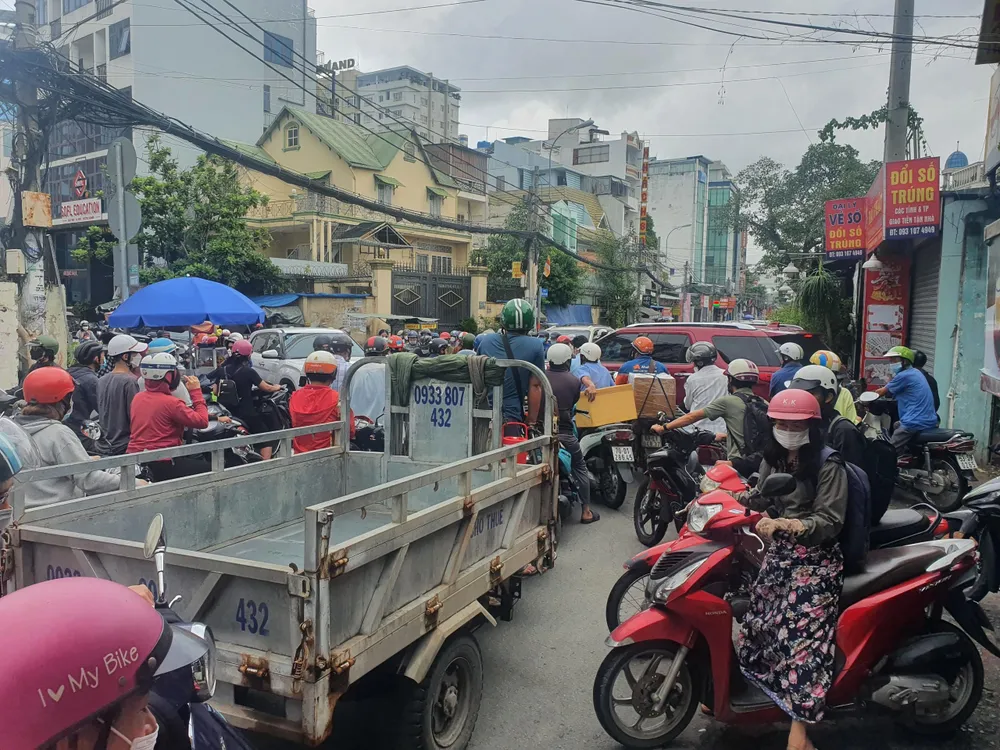 Dòng xe từ các con hẻm đổ ra khiến mọi người không biết đi đâu để thoát kẹt. Đến 8 giờ 15, con đường Ung Văn Khiêm vẫn nườm nượp xe.