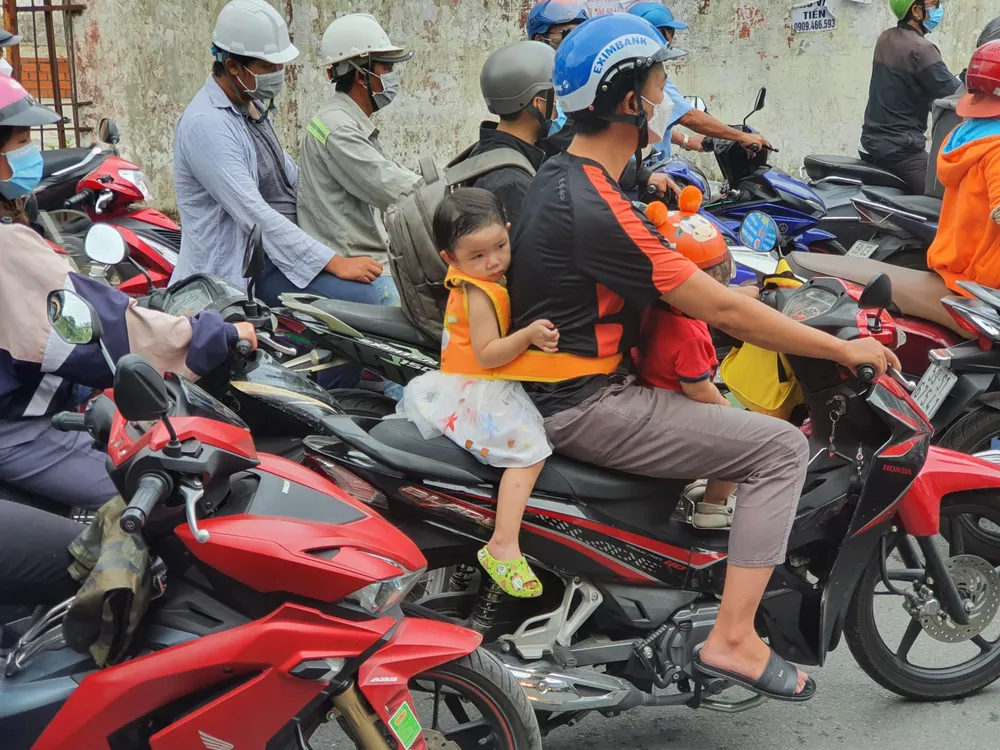 Thời gian từ 7 giờ đến 8 giờ sáng nay là thời điểm nhiều người đưa con đến trường, đi làm khiến giao thông rối loạn.