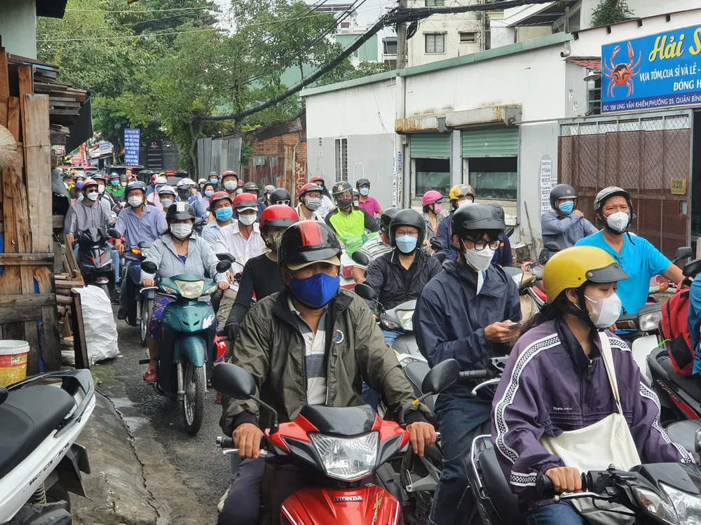 Người dân mệt mỏi, di chuyển trên đường Ung Văn Khiêm sáng nay.