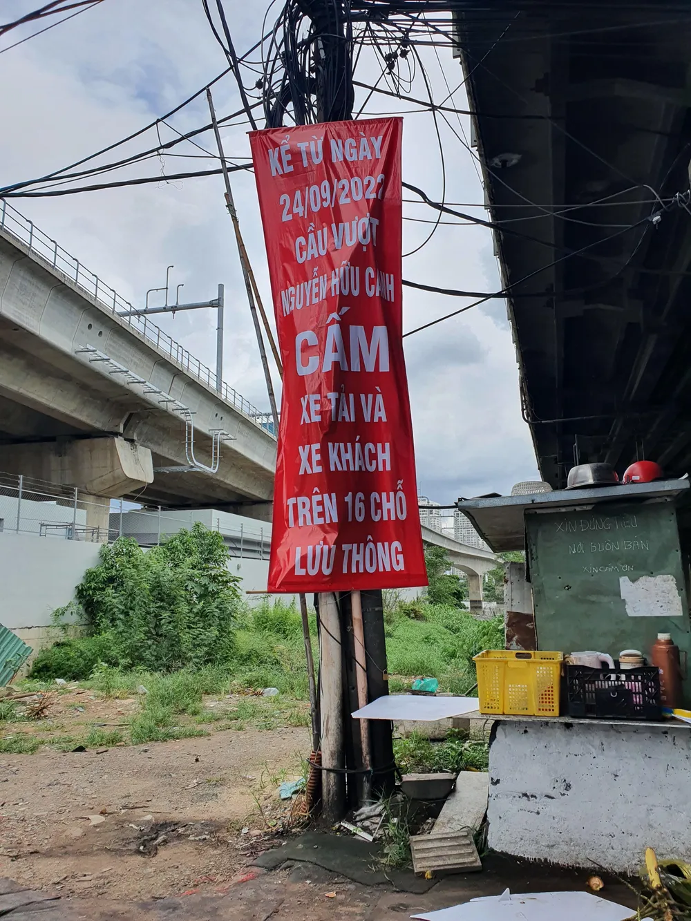 Sự cố được phát hiện giữa tháng 9, ngày 16-9, các bên đã có cuộc họp liên quan, đến ngày 19-9, cơ quan chức năng cũng khảo sát nhanh khu vực cầu. Đến ngày 24-9, Sở GTVT TP mới quyết định cấm xe lớn qua cầu.