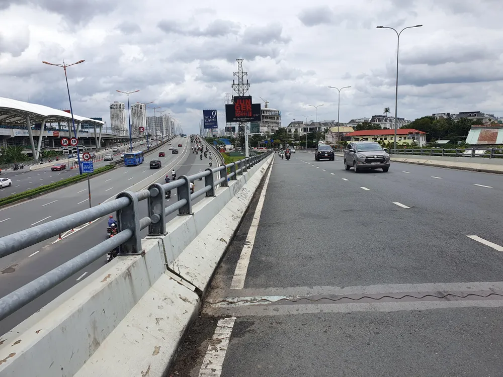 Khoảng ngày 24-9, Sở GTVT TP.HCM bất ngờ thông báo cấm tất cả xe tải và xe trên 16 chỗ lưu thông qua cầu vượt Nguyễn Hữu Cảnh (cầu bên phải) vì phát hiện cầu bị đứt cáp dự ứng lực ngầm bên dưới.