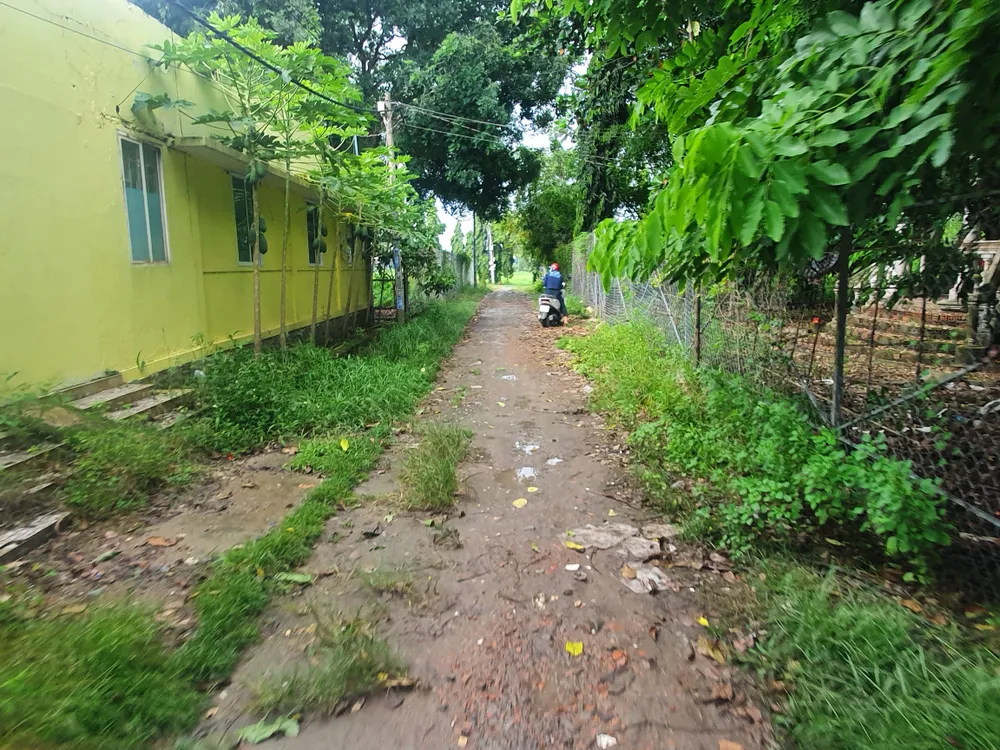 Nhiều công trình xây trái phép có hàng rào trong khu đất nông nghiệp đang tranh chấp tại tòa thuộc xã Vĩnh Lộc A, huyện Bình Chánh. Ảnh: KC