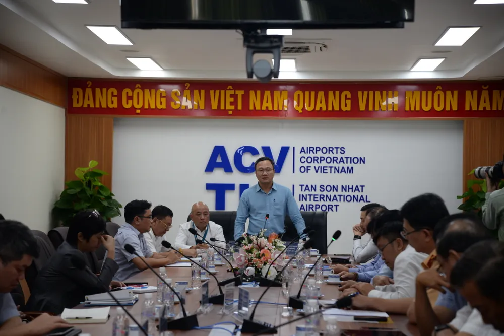 Ông Khuất Việt Hùng, Phó Chủ tịch chuyên trách Ủy ban An toàn giao thông (ATGT) Quốc gia làm việc với sân bay Tân Sơn Nhất chiều 17-1. Ảnh: H.K