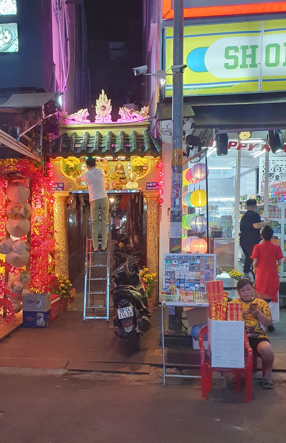 Người dân cũng sửa soạn lại bàn thờ cúng giao thừa.