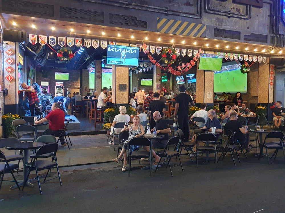 Giao thừa vào dịp cuối tuần có bóng đá nên nhiều khách nước ngoài chọn quán có trực tiếp để xem.