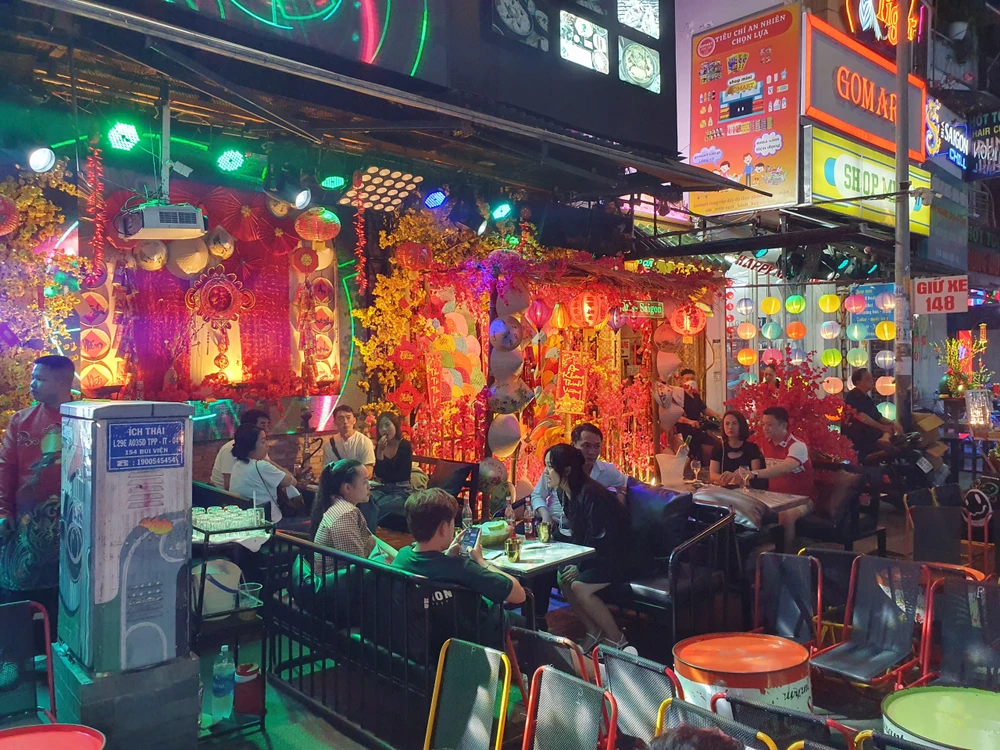 Một góc quán với tạo hình khung cảnh tết có nón lá, đèn lồng.