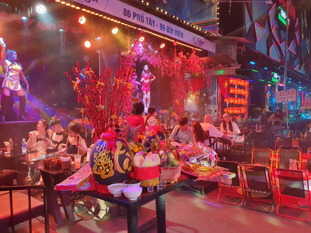 Bàn trưng mâm quả phong cách tết được bày biện ra phía ngoài để thu hút du khách.