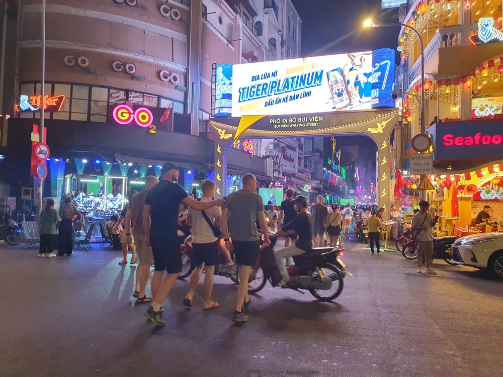 Càng gần đến giao thừa, nhiều du khách người nước ngoài cũng kéo nhau tới khu phố đi bộ Bùi Viện (thường gọi là phố Tây) để cùng nhau vui chơi đón tết.