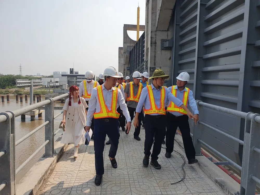 Phó chủ tịch UBND TP, ông Bùi Xuân Cường (thứ 2 từ phải sang) đi kiểm tra từng hạng mục dự án.