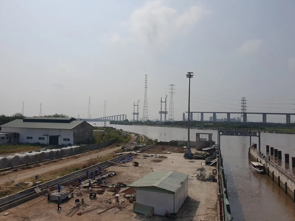 Hàng chục công nhân thi công trở lại ở công trường cống Mương Chuối thuộc dự án ngăn triều 10.000 tỉ đồng sáng 11-3.