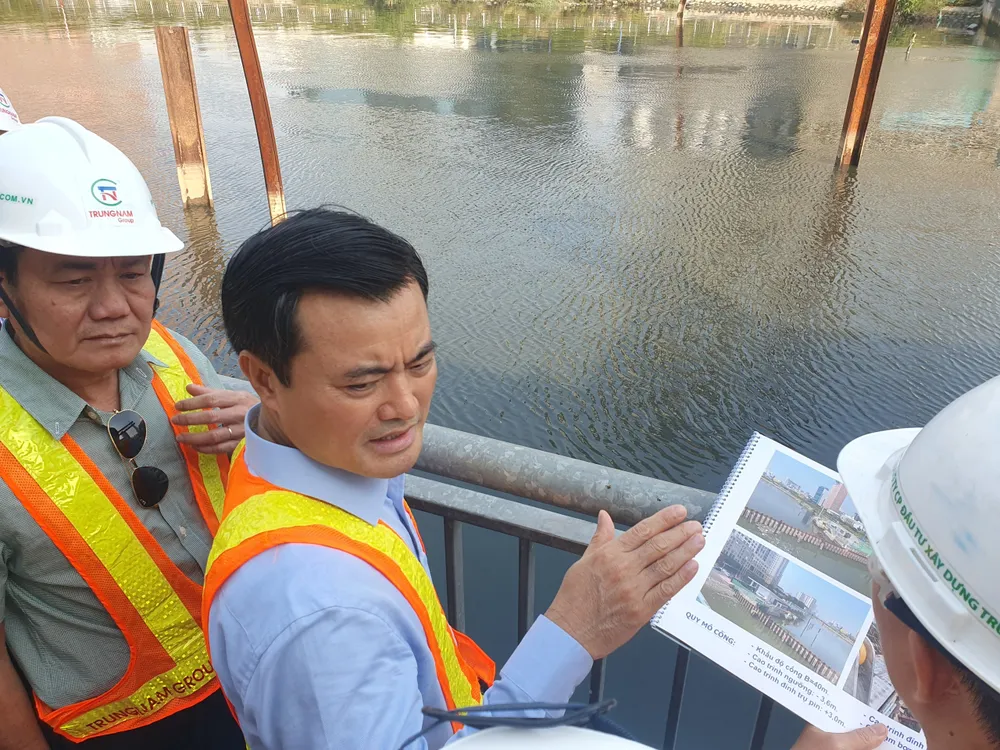 Ông Cường kiểm tra thực địa tại khu vực cống Bến Nghé (quận 1)