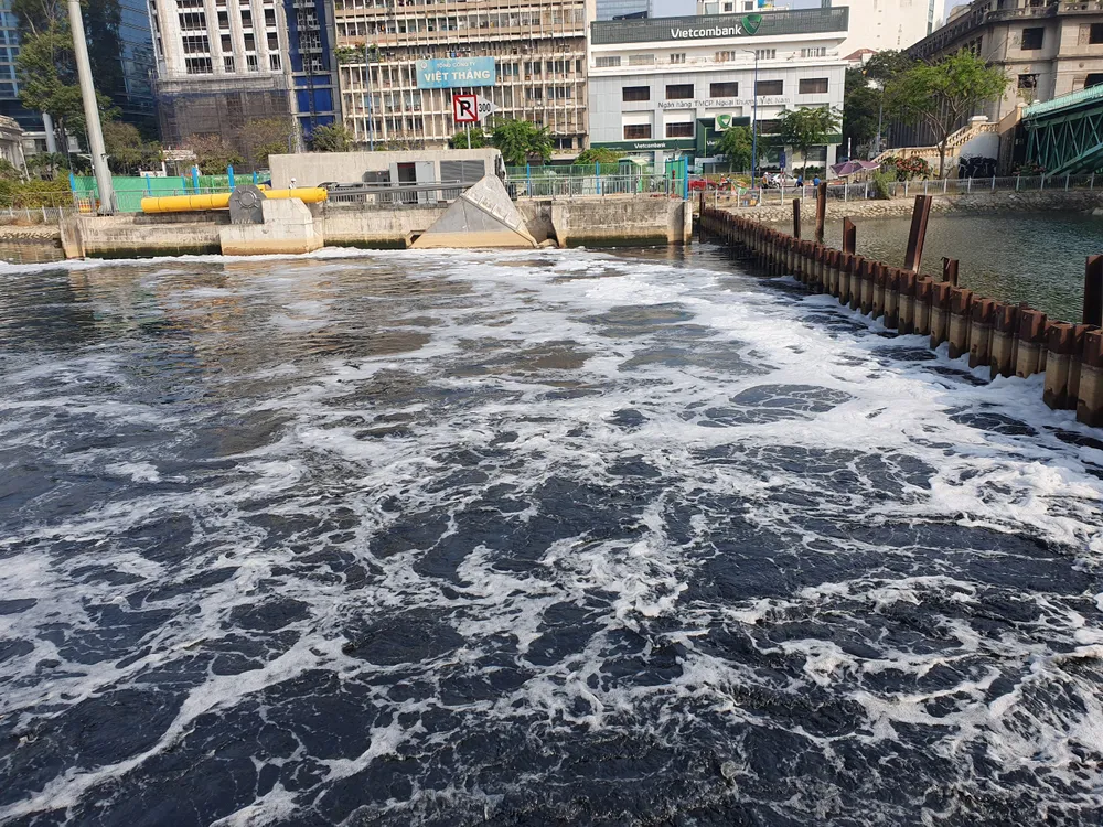 Cống kiểm soát triều Bến Nghé vận hành máy bơm.