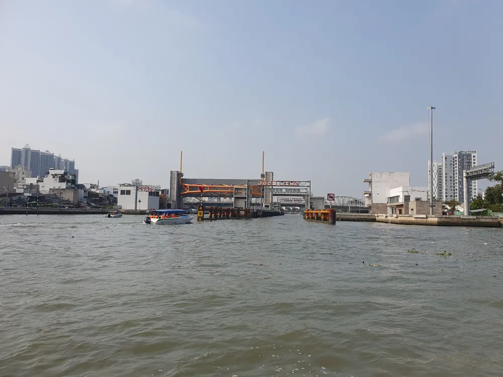 Đoàn thực địa đi cano vào khu vực cống ngăn triều của dự án này.