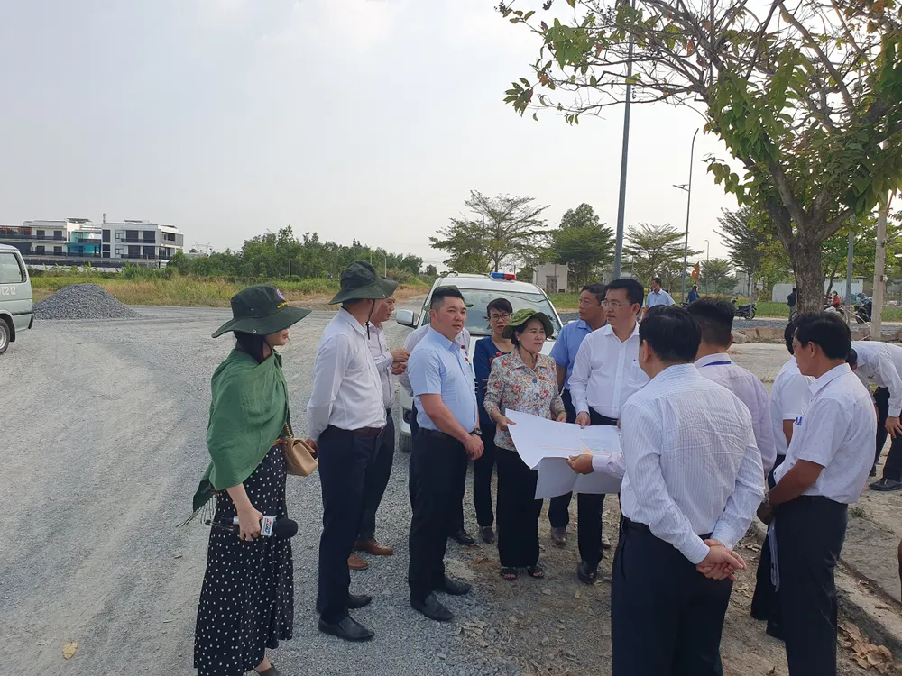 Chiều 16-3, đoàn đại biểu HĐND TP do bà Nguyễn Thị Lệ, Chủ tịch HĐND TP.HCM (đứng giữa) đã kiểm tra thực tế tại khu tái định cư An Hạ, xã Phạm Văn Hai, huyện Bình Chánh. Chiều 16-3, đoàn đại biểu HĐND TP do bà Nguyễn Thị Lệ, Chủ tịch HĐND TP.HCM (đứng giữa) đã kiểm tra thực tế tại khu tái định cư An Hạ, xã Phạm Văn Hai, huyện Bình Chánh.