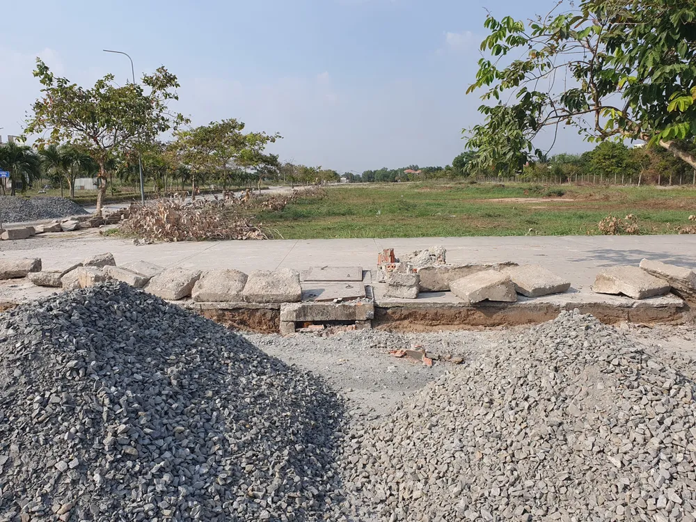 Liên quan đến khó khăn, vướng mắc cấp giấy chứng nhận quyền sử dụng đất, quyền sở hữu nhà ở và tài sản gắn liền với đất cho các hộ tái định cư được bố trí tại khu dân cư Khu công nghiệp An Hạ, huyện Bình Chánh có báo cáo số 187/2022 gửi UBND TP. Qua đó, UBND huyện kiến nghị cơ quan chức năng sớm đẩy nhanh cấp giấy chứng nhận quyền sử dụng đất quyền sở hữu nhà ở và tài sản khác gắn liền với đất cho các hộ được bố trí tái định cư. Liên quan đến khó khăn, vướng mắc cấp giấy chứng nhận quyền sử dụng đất, quyền sở hữu nhà ở và tài sản gắn liền với đất cho các hộ tái định cư được bố trí tại khu dân cư Khu công nghiệp An Hạ, huyện Bình Chánh có báo cáo số 187/2022 gửi UBND TP. Qua đó, UBND huyện kiến nghị cơ quan chức năng sớm đẩy nhanh cấp giấy chứng nhận quyền sử dụng đất quyền sở hữu nhà ở và tài sản khác gắn liền với đất cho các hộ được bố trí tái định cư.