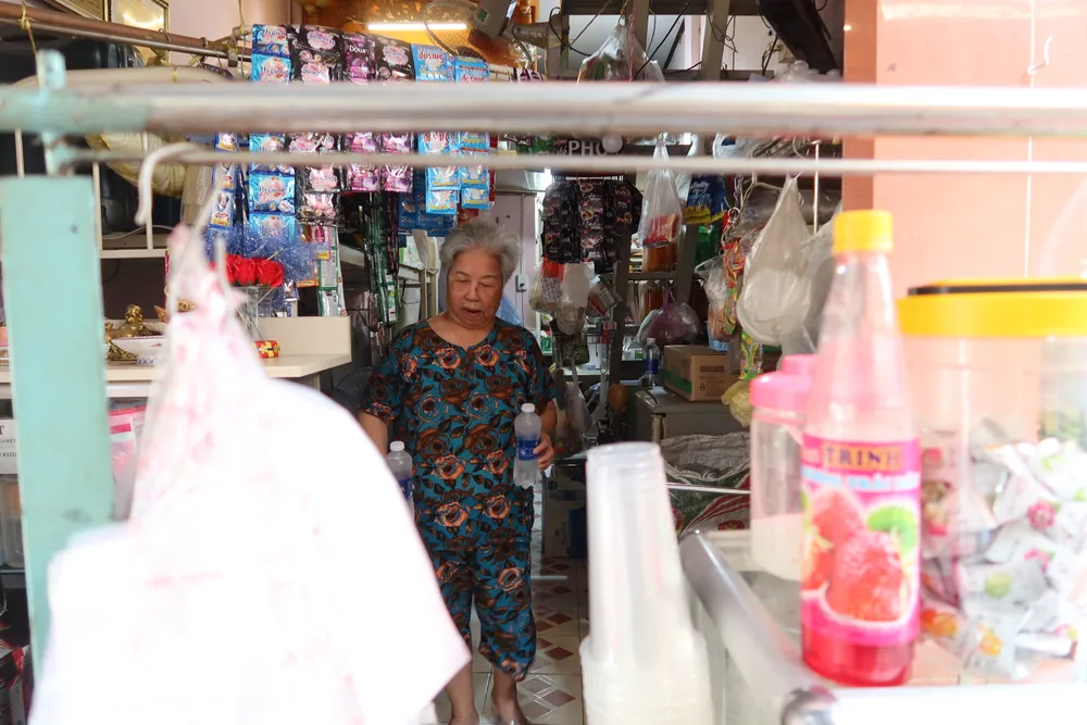 Bà Bùi Thị Lợi, 76 tuổi vừa bán tạp hóa vừa cho biết bà cũng như bà con ở đây đều muốn sống ổn định tại nơi này chứ không muốn dời đi đâu.