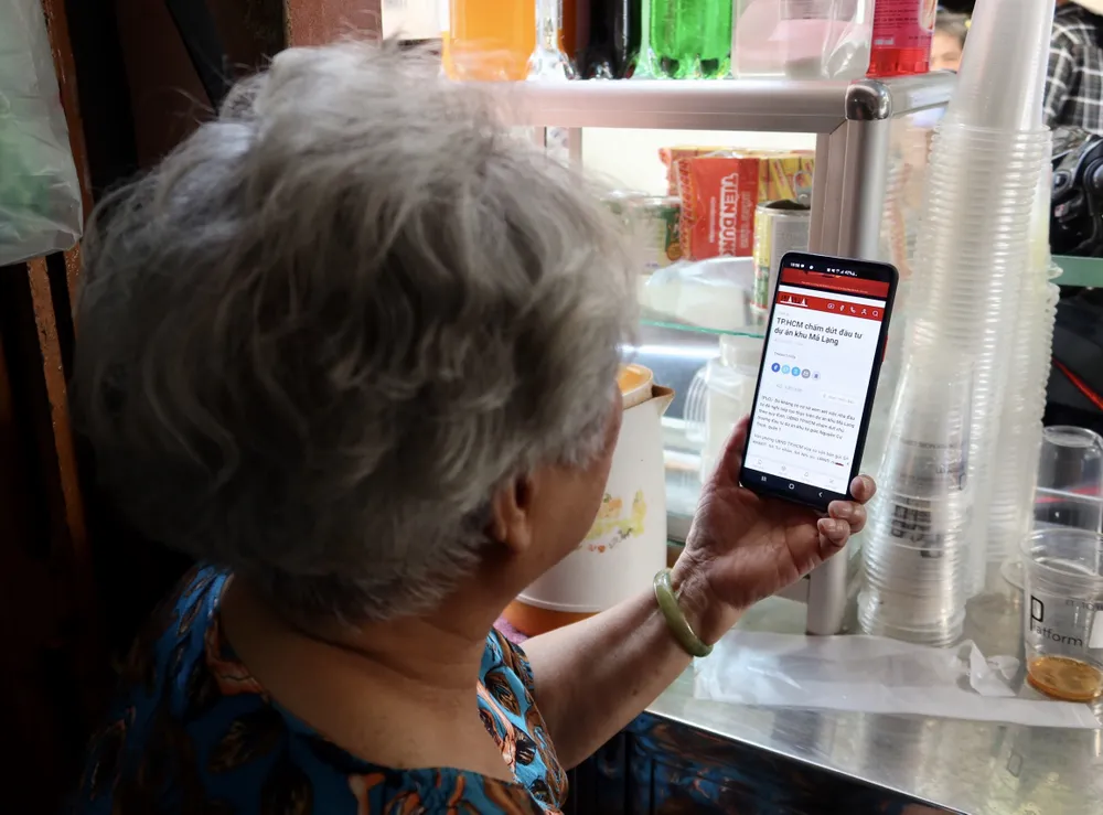 Mới đây, Chủ tịch UBND TP Phan Văn Mãi đã ra thông báo kết luận về việc thu hồi, chấm dứt chủ trương đầu tư dự án khu tứ giác Nguyễn Cư Trinh, quận 1 của Ban cán sự đảng TP.HCM. Như vậy, sau 17 năm dự án “treo” không thực hiện, khi bị hủy bỏ. Con hẻm 245 đường Nguyễn Trãi, quận 1 dẫn vào khu dân cư bỗng xôm tụ hơn hẳn ngày thường. Nhiều người túm lại bàn tán rôm rả về thông tin dự án vừa bị thu hồi, người lớn tuổi cũng tìm đọc lại thông tin dự án treo bị hủy.