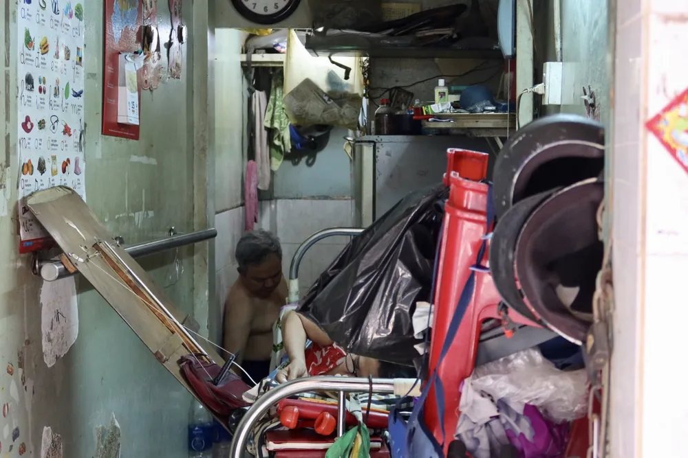 Nhà cửa khu vực này đa phần nhỏ hẹp, có nhà chỉ ngang 2 m, dài 5-7 m.