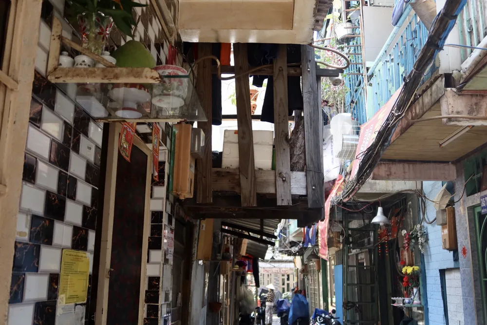 Căn gác gỗ tạm bợ trong khu Mả Lạng, người dân trong khu vực nghe nói về việc thu hồi giải tỏa khu này từ rất lâu, tuy nhiên, nhiều năm trôi qua mà vẫn chưa thấy gì, họ cho biết nhà cửa được sửa chữa nhưng chỉ tạm thời.