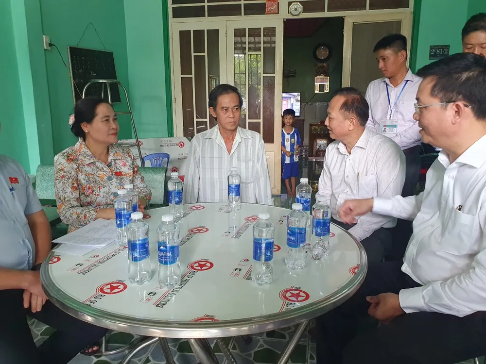 Bà Nguyễn Thị Lệ cùng ông Trần Văn Nam, Bí thư huyện Bình Chánh (người ngồi, thứ 2 từ phải sang) cũng đến thăm và tìm hiểu tâm tư nguyện vọng của các người dân bị ảnh hưởng của dự án vành đai 3. Bà Nguyễn Thị Lệ cùng ông Trần Văn Nam, Bí thư huyện Bình Chánh (người ngồi, thứ 2 từ phải sang) cũng đến thăm và tìm hiểu tâm tư nguyện vọng của các người dân bị ảnh hưởng của dự án vành đai 3.