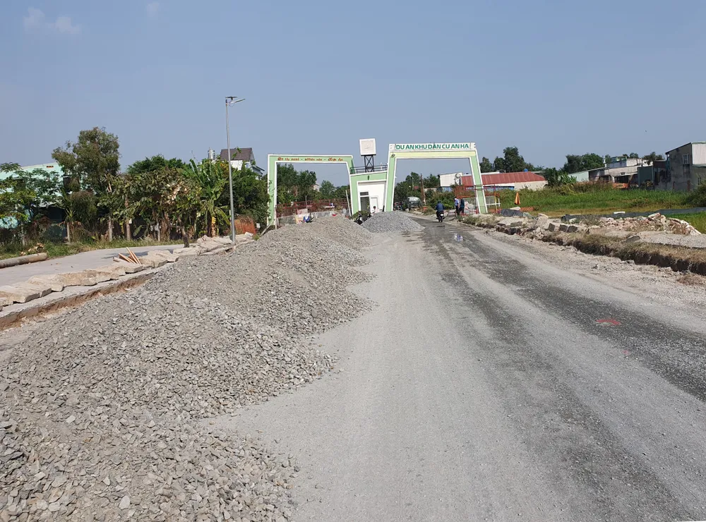Cổng vào của khu tái định cư, hiện các đường bên trong khu tái định cư này đang được rải đá để hoàn thiện. Cổng vào của khu tái định cư, hiện các đường bên trong khu tái định cư này đang được rải đá để hoàn thiện.